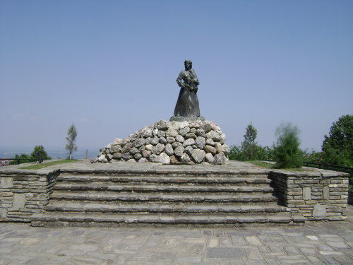 το άγαλμα της γυναίκας που ετοιμάζεται να πέσει στην Αράπιτσα